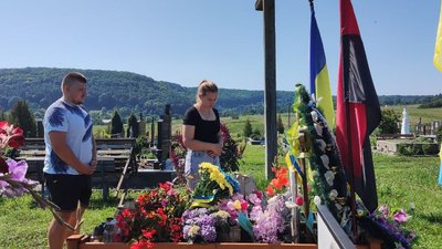 На Тернопільщині вшанували пам’ять Героя України, який підірвав себе, щоб зупинити російські танки На Тернопільщині вшанували пам’ять Героя України, який підірвав себе, щоб зупинити російські танки