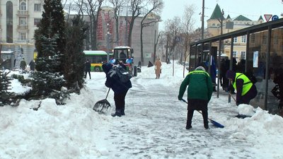 Сніг, ожеледиця та хуртовина: на Вінниччині вирує циклон з південного заходу Сніг, ожеледиця та хуртовина: на Вінниччині вирує циклон з південного заходу