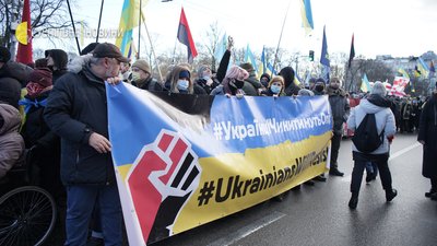 У Києві тисячі людей вийшли на Марш єдності за Україну У Києві тисячі людей вийшли на Марш єдності за Україну