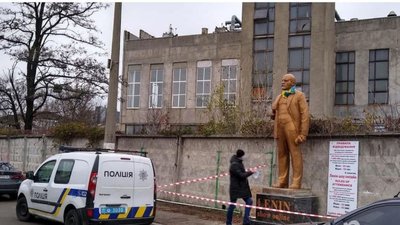 У Києві з'явився пам’ятник Леніну, його вже демонтують