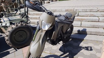 На фото "кросовий"(підвищеної прохідності) мотоцикл. На фото "кросовий"(підвищеної прохідності) мотоцикл.