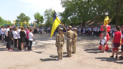 У масках і з дотриманням дистанції: у школах Дніпра пролунали останні дзвоники