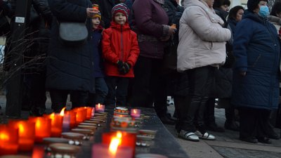 Житомиряни з лампадками та квітами прийшли вшанувати пам'ять жертв голодоморів Житомиряни з лампадками та квітами прийшли вшанувати пам'ять жертв голодоморів