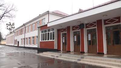 На Житомирщині учні гімназії відмовляються харчуватися в їдальні На Житомирщині учні гімназії відмовляються харчуватися в їдальні