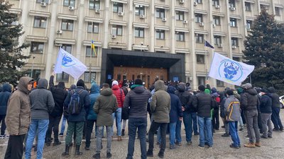 "Гроші йдуть корупціонерам". Моряки перекрили трасу Київ-Одеса "Гроші йдуть корупціонерам". Моряки перекрили трасу Київ-Одеса