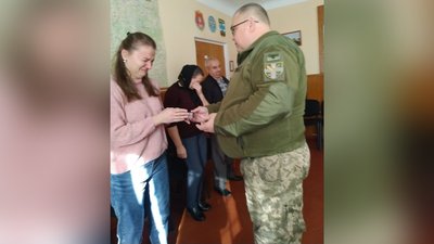 Вдові загиблого старшого лейтенанта з Волині вручили нагороду чоловіка