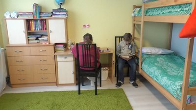 Телефоном чи з пагорба, де є мережа: як навчаються учні в селах Закарпаття, де немає інтернету Телефоном чи з пагорба, де є мережа: як навчаються учні в селах Закарпаття, де немає інтернету