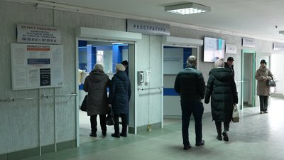 Люди біля реєстратури у лікарні