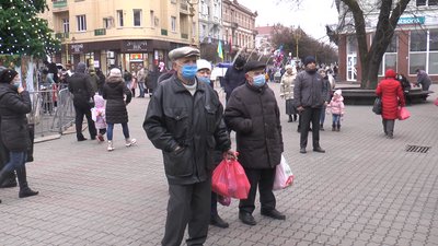 У середмісті Івано-Франківська вручили продуктові набори самотнім людям