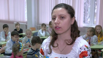 У вишиванках та із синьо-жовтими стрічками: черкаські школярі відзначили День єднання У вишиванках та із синьо-жовтими стрічками: черкаські школярі відзначили День єднання