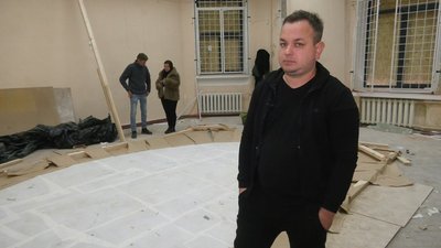 Харківські реставратори консервують плафон Уварова, який зазнав пошкоджень внаслідок війни Харківські реставратори консервують плафон Уварова, який зазнав пошкоджень внаслідок війни