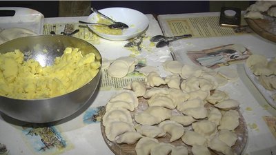 У Луцьку волонтери наліпили майже 100 кілограмів вареників для військових у зоні ООС У Луцьку волонтери наліпили майже 100 кілограмів вареників для військових у зоні ООС