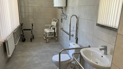 Санвузол у терапевтичному відділенні облаштували для маломобільної групи населення Санвузол у терапевтичному відділенні облаштували для маломобільної групи населення