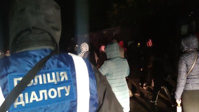 На Буковині попри заборону віряни пройшлись хресною ходою — на організатора склали адмінпротокол На Буковині попри заборону віряни пройшлись хресною ходою — на організатора склали адмінпротокол