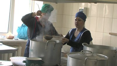 У Запорізькому інтернаті працює волонтерський центр, де опікуються переселенцями