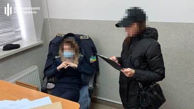 Держінспекторку Галицької митниці затримали на хабарі Держінспекторку Галицької митниці затримали на хабарі