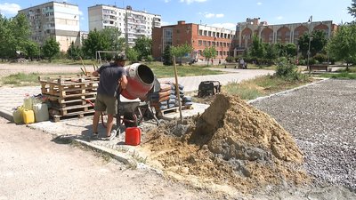 Для облаштування скейтпарку у Полтаві готують цементний розчин Для облаштування скейтпарку у Полтаві готують цементний розчин