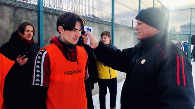 "Біг зігріває": як у -8 градусів в Ужгороді проводили "Кубок Діда Мороза" з мініфутболу "Біг зігріває": як у -8 градусів в Ужгороді проводили "Кубок Діда Мороза" з мініфутболу