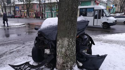 У центрі Сум автомобіль врізався в дерево У центрі Сум автомобіль врізався в дерево