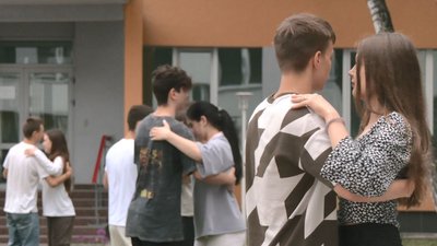 Танець як символ життя: в одній і черкаських гімназій репетирують шкільний вальс Танець як символ життя: в одній і черкаських гімназій репетирують шкільний вальс
