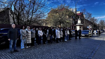 "Справи зачекають": як у Мукачеві проходить хвилина мовчання
