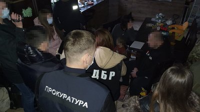 На Харківщині ексфіскала і його дружину підозрюють у шахрайстві в особливо великих розмірах