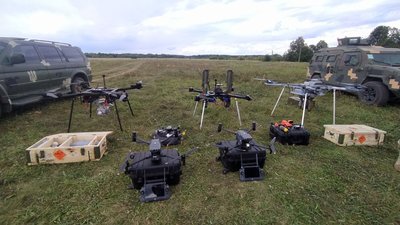 На Сумщині бійці показали, які безпілотники мають на озброєнні На Сумщині бійці показали, які безпілотники мають на озброєнні
