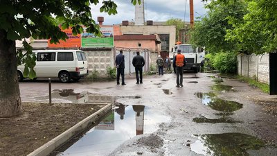 У Рівному зранку біля ринку взялись демонтувати контейнери У Рівному зранку біля ринку взялись демонтувати контейнери