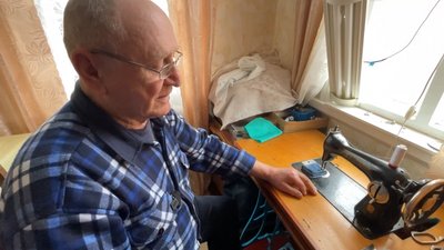 Олександр Шиян із Прилук Чернігівської області показує машинку, яку виміняв за металобрухт Олександр Шиян із Прилук Чернігівської області показує машинку, яку виміняв за металобрухт