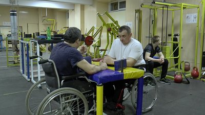 "Це як життя": у Полтаві армреслери з інвалідністю та молодь готуються до всеукраїнських змагань