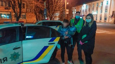 Полтавські поліцейські допомогли киянці з малям, яка страждала від домашнього насильства