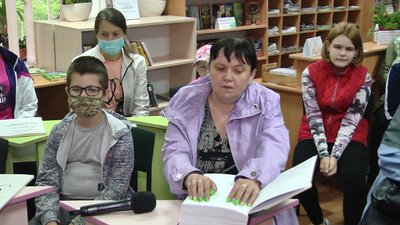 Книги для слабозорих та незрячих для бібліотек Хмельницької громади придбали вперше. Фото: Суспільне. Книги для слабозорих та незрячих для бібліотек Хмельницької громади придбали вперше. Фото: Суспільне.