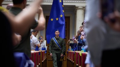 Зеленський, Стефанчук і Шмигаль підписали спільну заяву щодо членства України в ЄС Зеленський, Стефанчук і Шмигаль підписали спільну заяву щодо членства України в ЄС