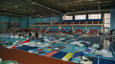 Понад 600 вимушених переселенців розмістили у спорткомплексі Юність в Ужгороді