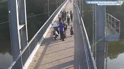 У Житомирі на мосту в парку чоловік зробив зауваження скутеристу, а той у відповідь його вдарив