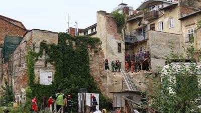У Львові обвалилася стіна будинку У Львові обвалилася стіна будинку