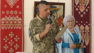 Присвятила українським воїнам: черкаська мисткиня видала збірку поезій Присвятила українським воїнам: черкаська мисткиня видала збірку поезій