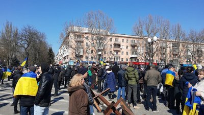 Херсонці знову вийшли на мирний мітинг проти окупантів Херсонці знову вийшли на мирний мітинг проти окупантів