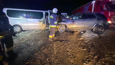 Зіткнулися бус і легковий автомобіль: у ДТП поблизу Житомира травми отримали четверо людей Зіткнулися бус і легковий автомобіль: у ДТП поблизу Житомира травми отримали четверо людей