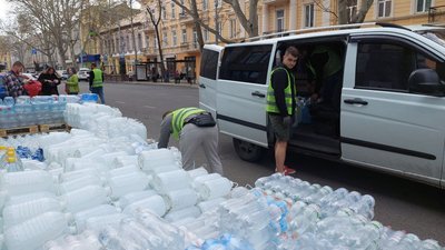 Допомагаємо тим, чим можемо. Одесити відправили до Миколаєва понад 100 тонн вод Допомагаємо тим, чим можемо. Одесити відправили до Миколаєва понад 100 тонн вод