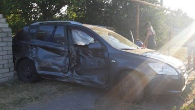 Зіткнулась з іншим авто та знесла паркан: п’яна жителька Херсонщини спричинила ДТП