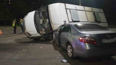 У Сумах сталась аварія з участю маршрутки: троє травмованих У Сумах сталась аварія з участю маршрутки: троє травмованих