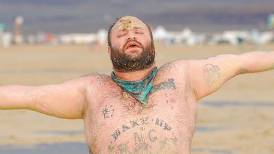 Понад 70 тис. людей заблоковані на артфестивалі Burning Man у США через зливу Понад 70 тис. людей заблоковані на артфестивалі Burning Man у США через зливу