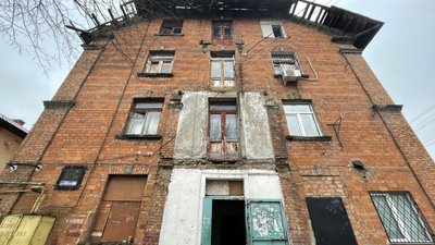 "Тут страшно жити: падають дроти, каміння". У Миколаєві мешканці будинку скаржаться на його стан "Тут страшно жити: падають дроти, каміння". У Миколаєві мешканці будинку скаржаться на його стан