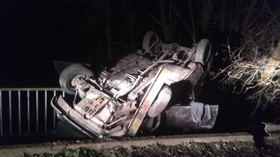 На Житомирщині автівка перекинулася і повисла з мосту – 17-річний пасажир у лікарні На Житомирщині автівка перекинулася і повисла з мосту – 17-річний пасажир у лікарні