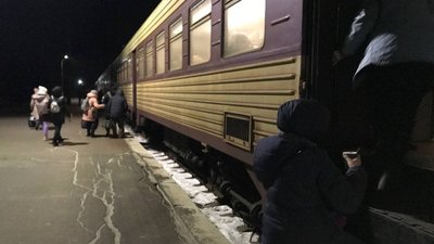 На Полтавщину прибувають автобуси з евакуйованими із Сумщини людьми На Полтавщину прибувають автобуси з евакуйованими із Сумщини людьми
