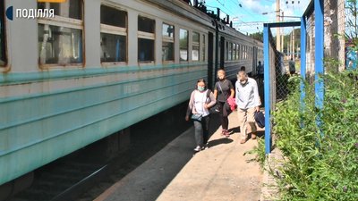 Електропотяг Хмельницький-Жмеринка знову почав курсувати. Фото: Суспільне. Електропотяг Хмельницький-Жмеринка знову почав курсувати. Фото: Суспільне.