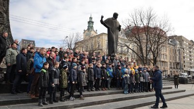 У Львові біля пам'ятника Шевченку виступила хорова капела "Дударик"