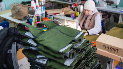 «Прикриває серце». У взуттєвому цеху в Дніпрі тепер шиють жилети для броні – фоторепортаж «Прикриває серце». У взуттєвому цеху в Дніпрі тепер шиють жилети для броні – фоторепортаж