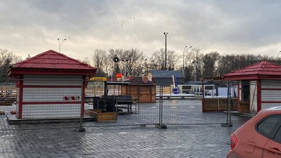 На майдані Свободи у Харкові розбирають новорічні інсталяції та ярмарок На майдані Свободи у Харкові розбирають новорічні інсталяції та ярмарок